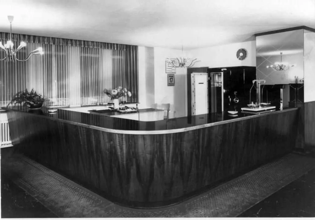 Historische Schwarz-Weiß-Aufnahme einer Leihhaus-Theke um 1960