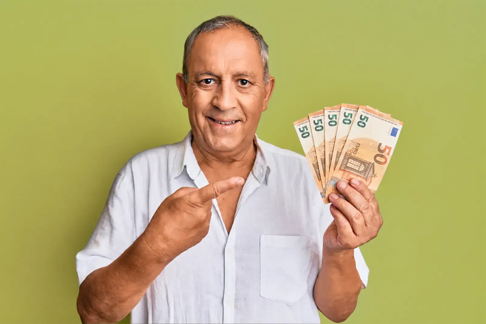 Älterer Mann zeigt lächelnd auf Euro-Scheine in seiner Hand