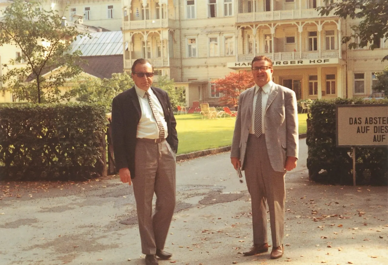 Historisches Foto: zwei Herren im Anzug vor dem Hotel Hamburger Hof